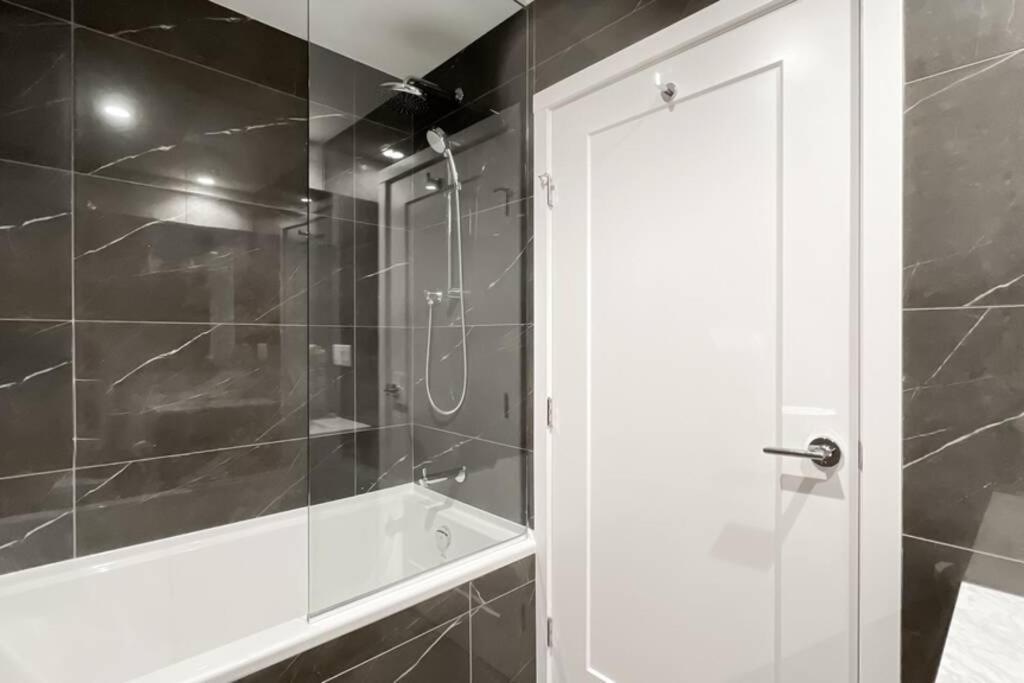 Spacious New Apartment With Working Space@Oakridge Vancouver Buitenkant foto