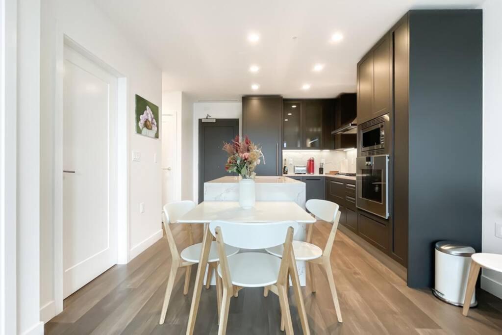 Spacious New Apartment With Working Space@Oakridge Vancouver Buitenkant foto