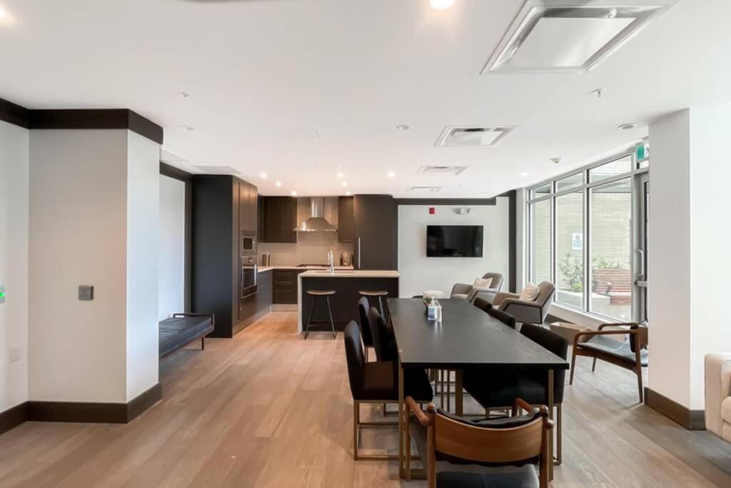 Spacious New Apartment With Working Space@Oakridge Vancouver Buitenkant foto